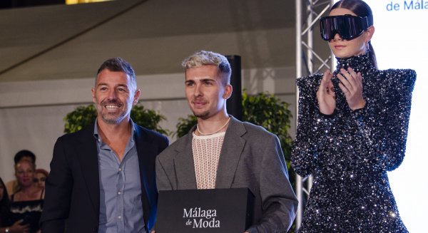 Málaga de Moda otorga el premio Talento y Creatividad 2024 al diseñador malagueño Raúl Doña durante la 13ª edición de la Pasarela Larios