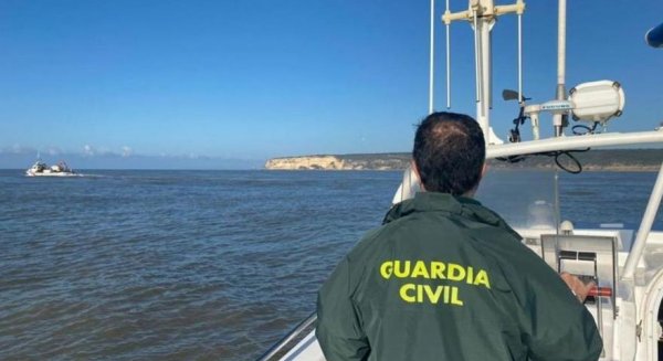 Interceptada una treintena de migrantes, cuatro menores, tras llegar en barca a una playa de Nerja