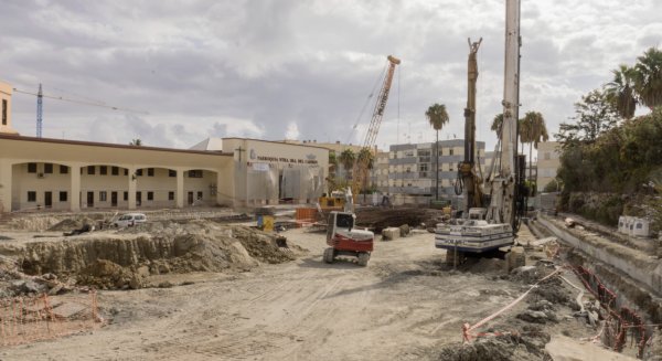 Las obras del nuevo aparcamiento público de Estepona en El Carmen concluyen su primera fase