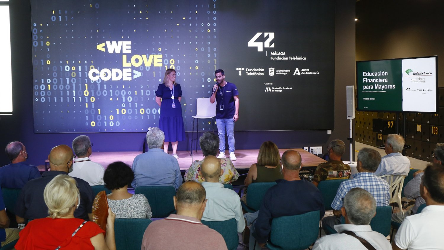 Unicaja Banco promueve la inclusión financiera de personas mayores a través de un taller