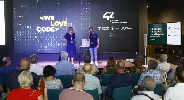 Unicaja Banco promueve la inclusión financiera de personas mayores a través de un taller