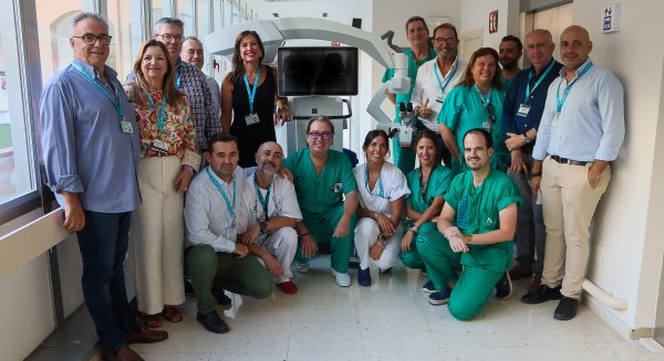 La unidad de cirugía oral y maxilofacial del Hospital Regional de Málaga incorpora un microscopio de alta tecnología 