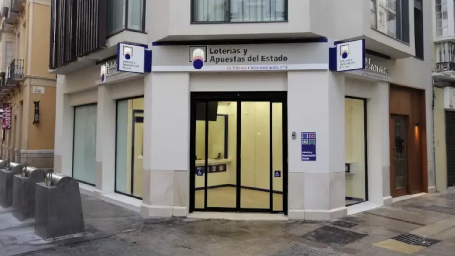 Dos desconocidos dejan un sobre con 4.100 euros a un indigente en Málaga