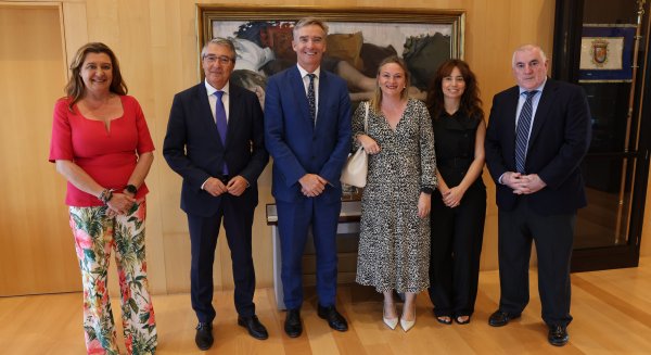 Salado recibe al nuevo embajador británico y destaca que la población residente en la provincia asciende a 70.000 personas