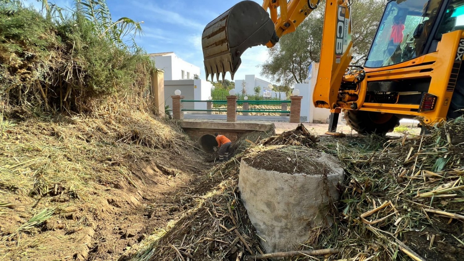 Estepona comienza la campaña de desbroce en los cauces de una veintena de ríos y arroyos para prevenir inundaciones