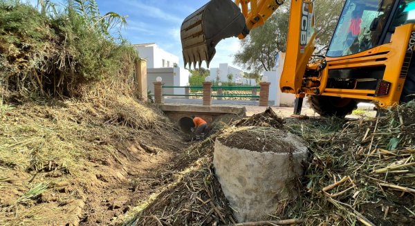 Estepona comienza la campaña de desbroce en los cauces de una veintena de ríos y arroyos para prevenir inundaciones