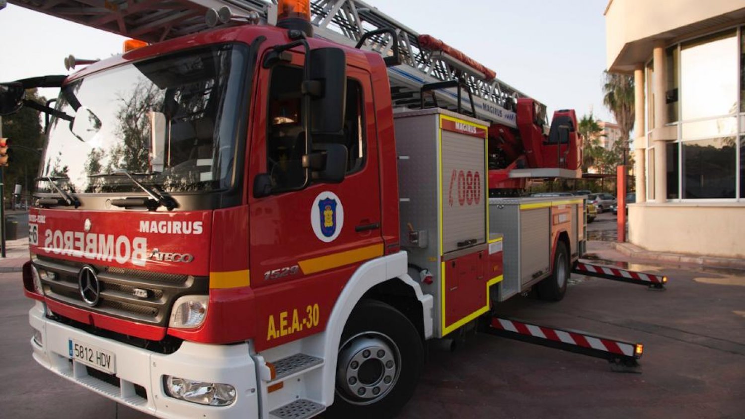 Un incendio anoche en Bailén - Miraflores deja una persona herida
