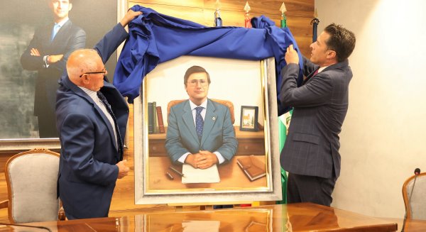 El Ayuntamiento de Torrox ya cuenta con un retrato de su segundo alcalde en democracia, Félix Castán