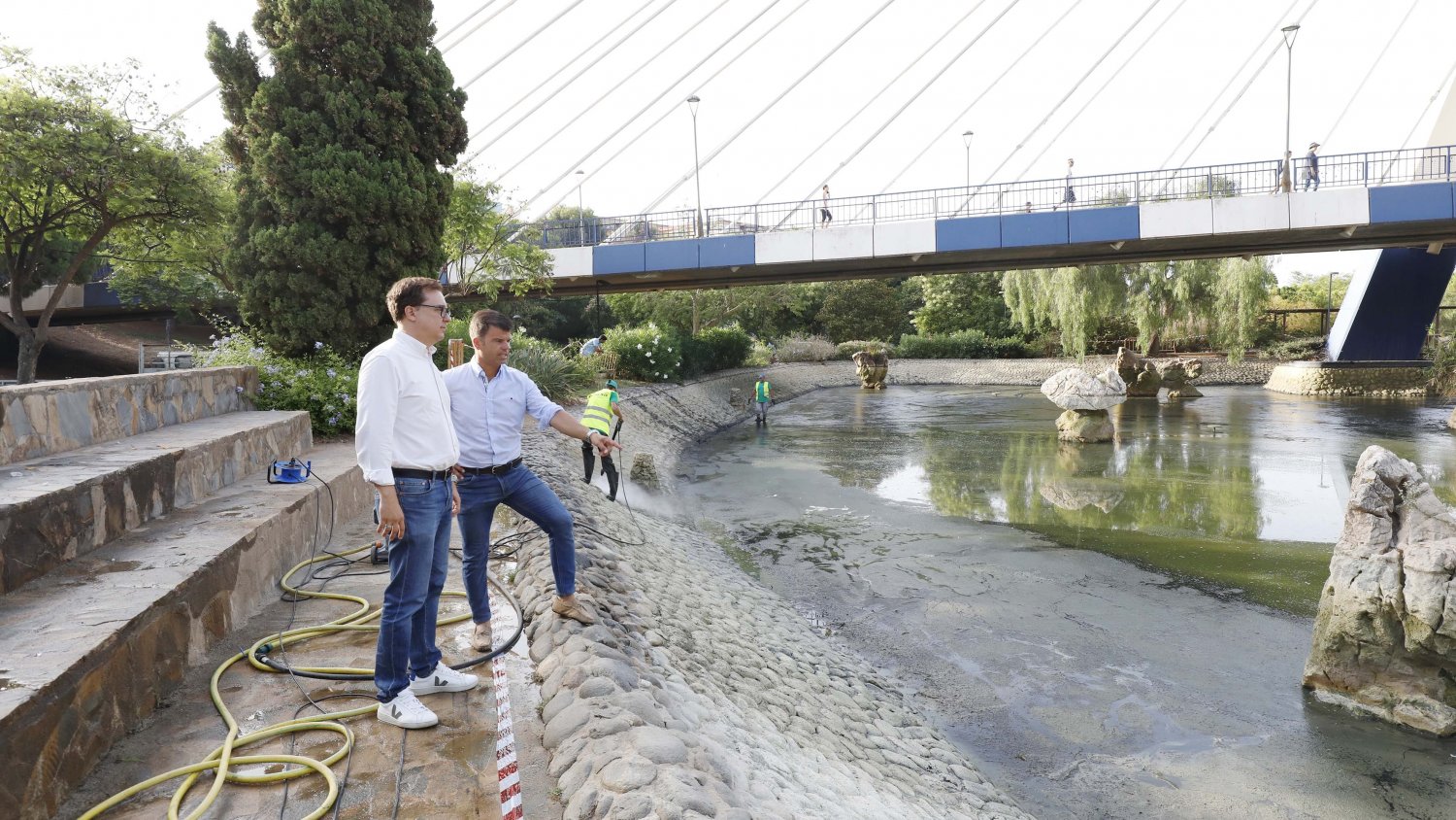 El Ayuntamiento de Marbella ejecuta trabajos de limpieza y desatoro en los lagos del Parque de la Represa