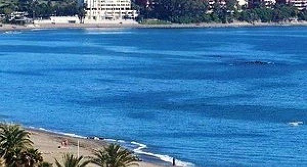 La playa del Cristo recibirá aportes de arena procedentes del dragado de la boca del puerto deportivo de Estepona