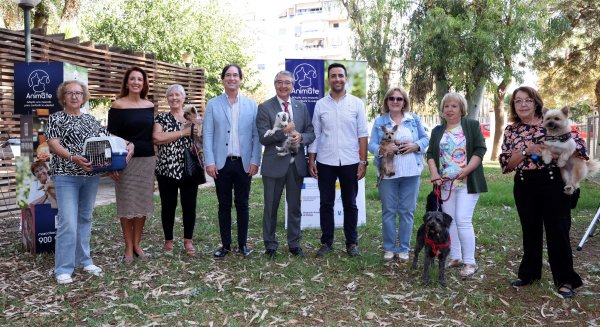 La Diputación activa un plan pionero en Andalucía para que personas mayores adopten mascotas y mejoren su bienestar físico y emocional