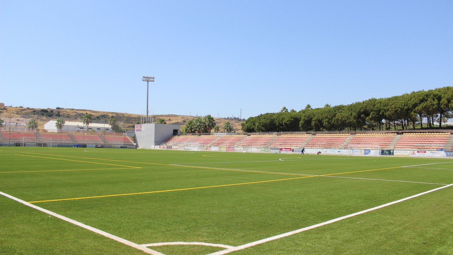 Estepona realiza actuaciones de mejora en el césped del estadio de fútbol ‘Francisco Muñoz Pérez’