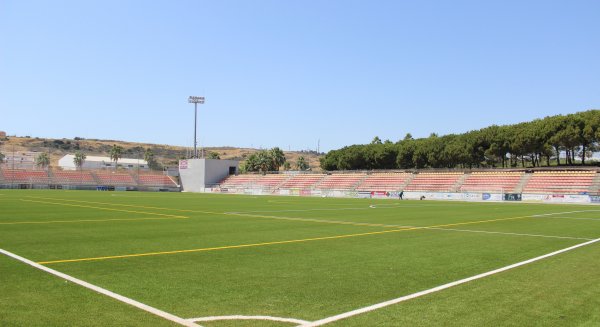 Estepona realiza actuaciones de mejora en el césped del estadio de fútbol ‘Francisco Muñoz Pérez’