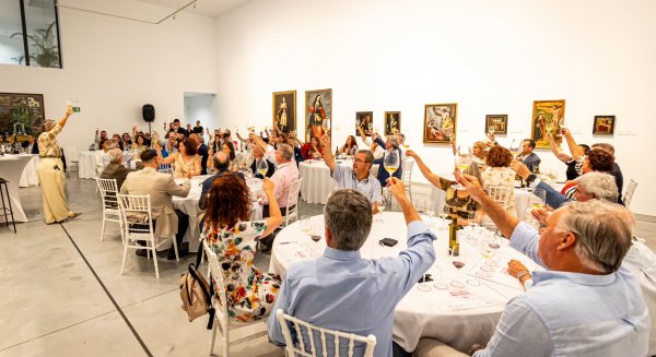 ‘Málaga’ para Vinos celebra en Estepona sus cien años de vida con la presentación de Senda Azul y una cata guiada frente al mar