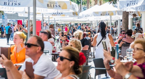 Abierto en Torremolinos el plazo de solicitudes de ocupación de vía pública con mesas y sillas o expositores para 2025