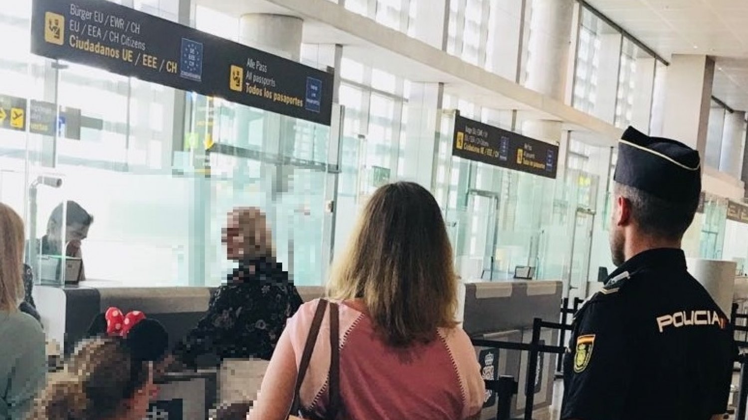 Detenidas dos mujeres por identificarse con documentación falsificada cuando pretendían viajar a Dublín