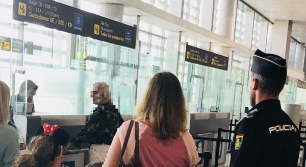 Detenidas dos mujeres por identificarse con documentación falsificada cuando pretendían viajar a Dublín