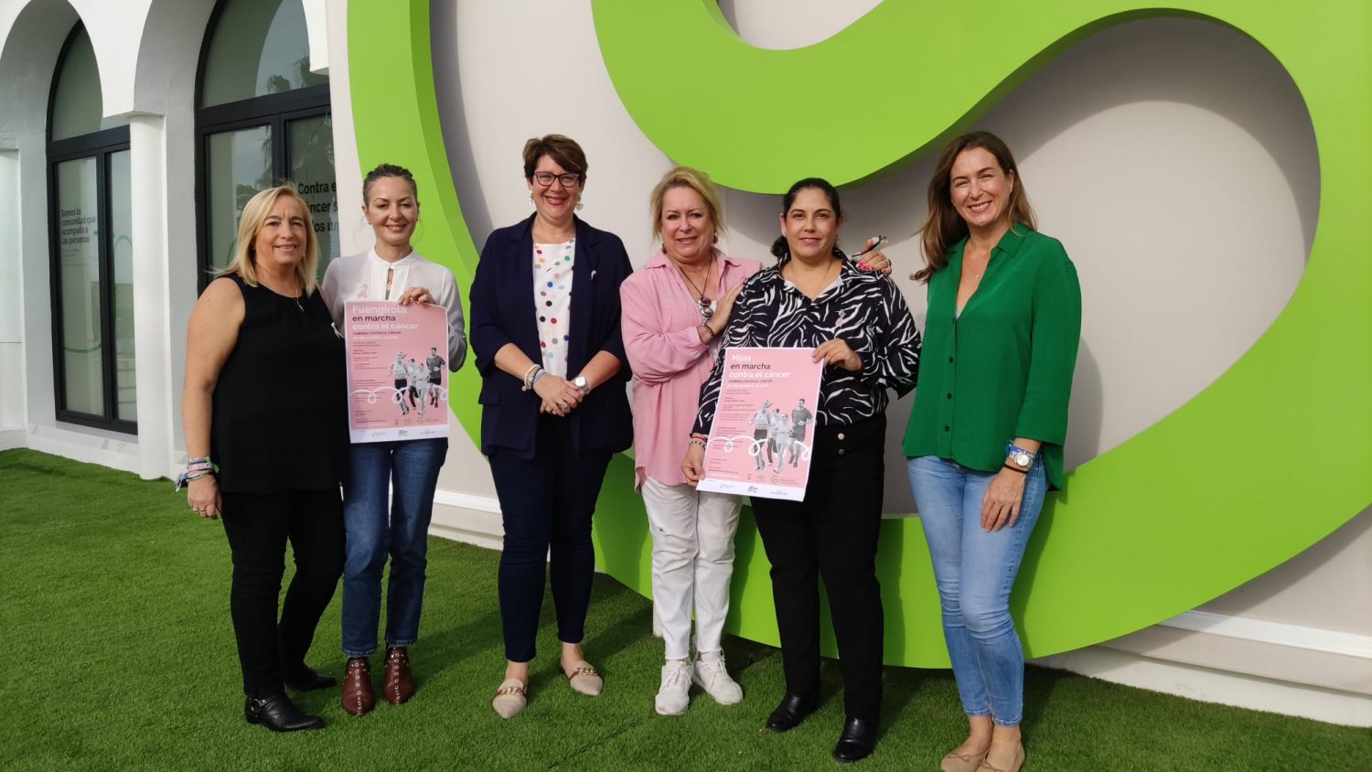 Mijas conmemora el Día Mundial contra el Cáncer de Mama con una fiesta benéfica y una caminata solidaria