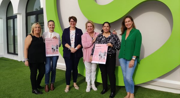 Mijas conmemora el Día Mundial contra el Cáncer de Mama con una fiesta benéfica y una caminata solidaria