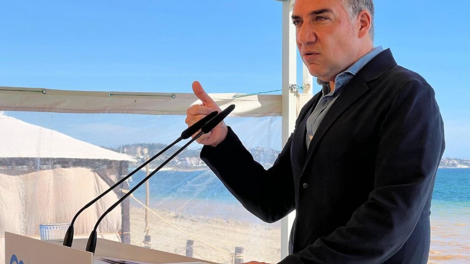 Bendodo denuncia que Sánchez “despacha” a Málaga con mesas de trabajo en lugar de inversiones para mejorar la movilidad