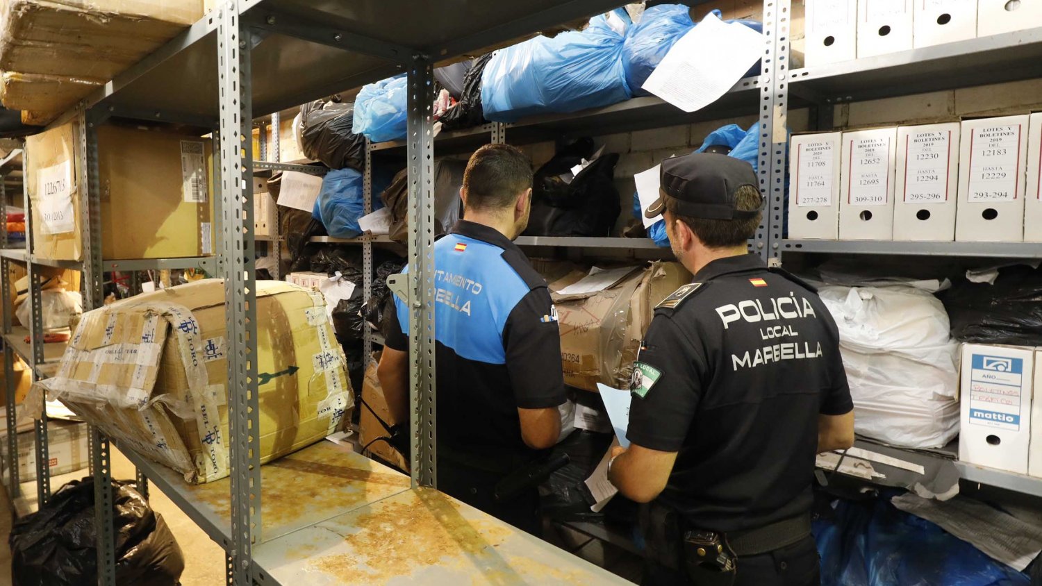 La Policía Local de Marbella ha incautado este año más de 18.000 artículos en el dispositivo contra la venta ambulante ilegal