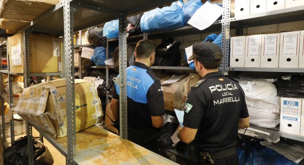 La Policía Local de Marbella ha incautado este año más de 18.000 artículos en el dispositivo contra la venta ambulante ilegal