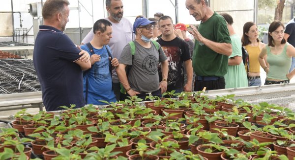 La Asociación Down Málaga acude a una visita al Vivero Municipal Los Pinares de Torremolinos