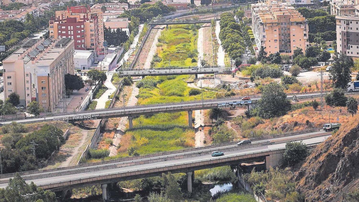 El Ayuntamiento construirá dos depósitos en el tramo final del Guadalmedina para el riego de zonas verdes