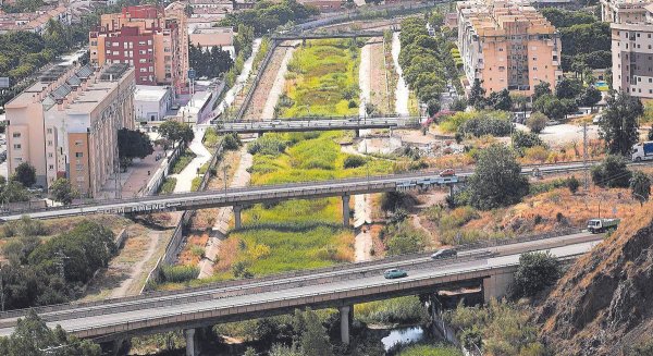 El Ayuntamiento construirá dos depósitos en el tramo final del Guadalmedina para el riego de zonas verdes