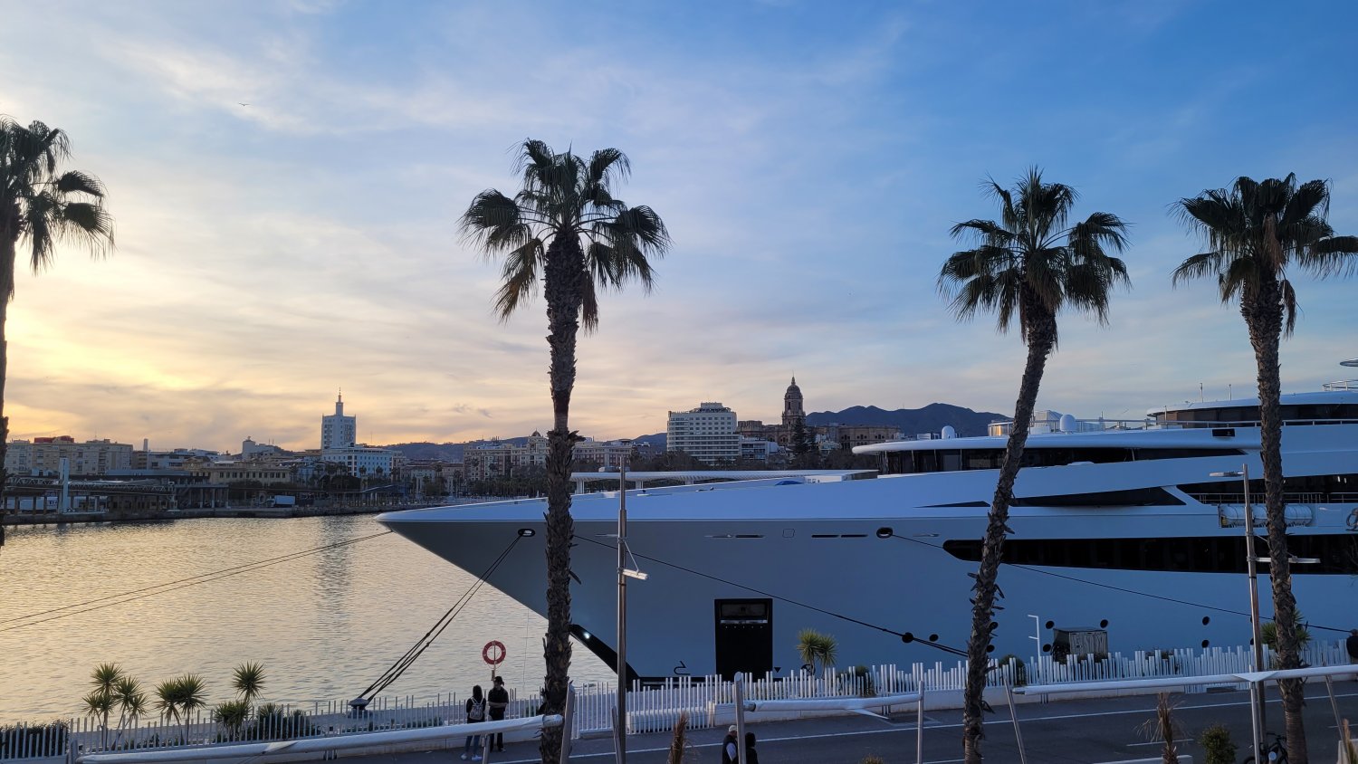 La dársena de megayates reforzará la delimitación de los tres principales atraques del muelle 1
