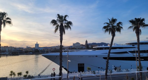 La dársena de megayates reforzará la delimitación de los tres principales atraques del muelle 1