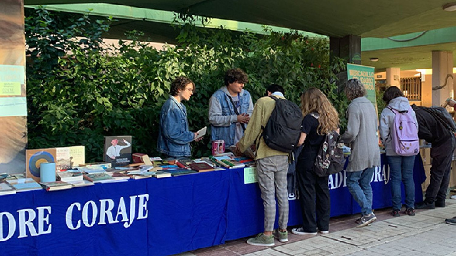 Varios centros de la UMA celebran un mercadillo solidario de libros