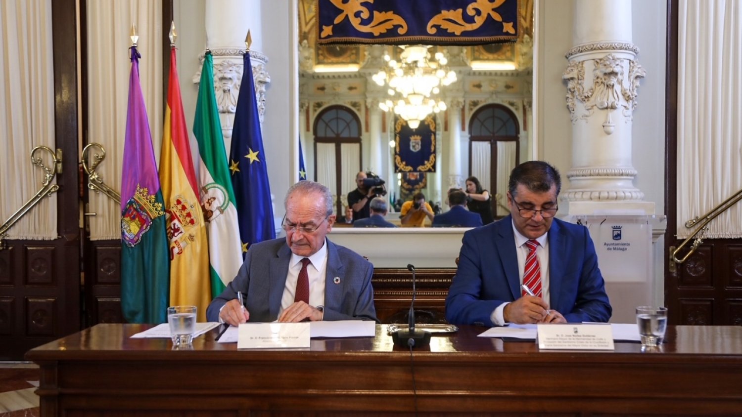 De la Torre y la Hermandad de la Crucifixión firman el convenio para la rehabilitación del sótano de su sede