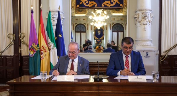De la Torre y la Hermandad de la Crucifixión firman el convenio para la rehabilitación del sótano de su sede