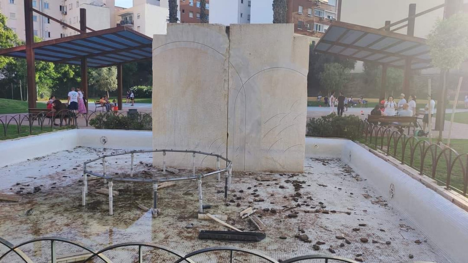 Los vecinos de Nueva Málaga reclaman al Ayuntamiento la sustitución de la fuente ornamental del Parque del Norte