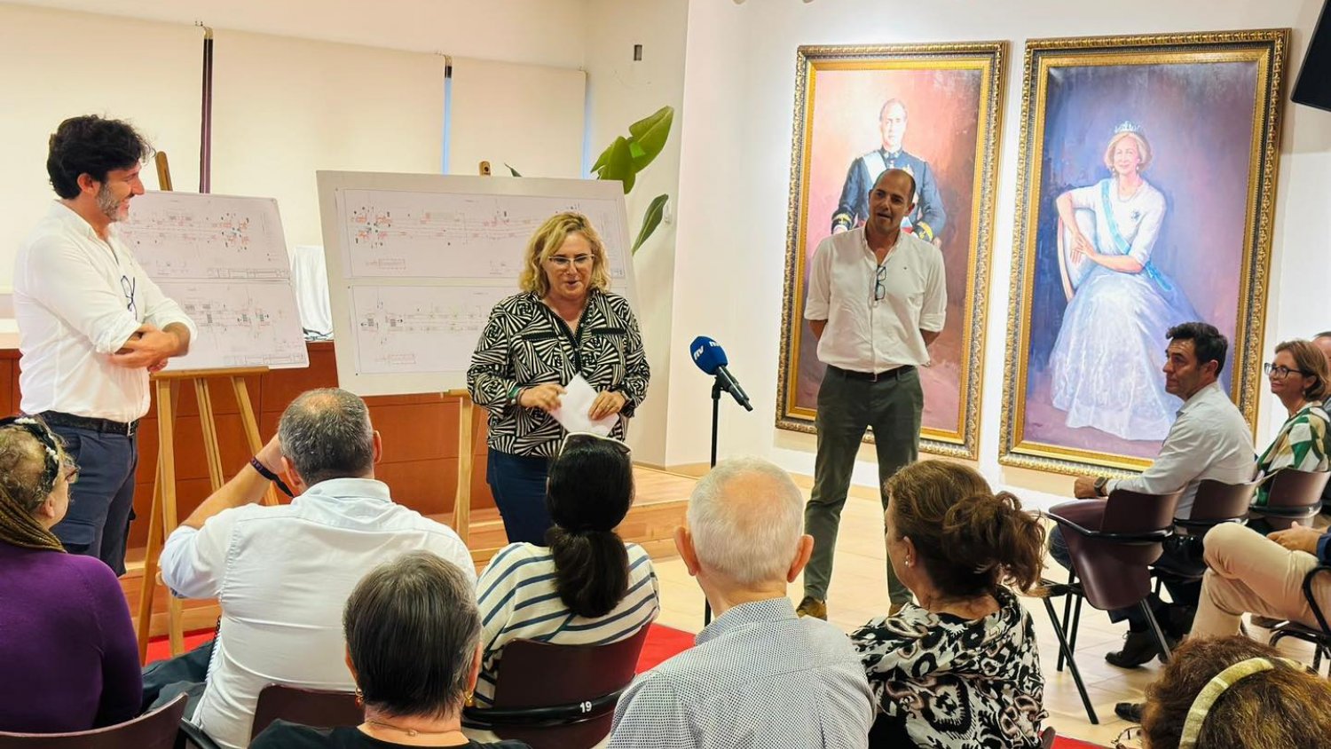 El Ayuntamiento de Fuengirola y los vecinos de la calle Feria de Abril acuerdan iniciar las obras de remodelación integral