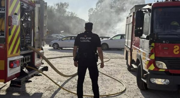 Detenido un hombre por provocar un incendio en Cabopino tras quemar su coche y afectar a siete más 