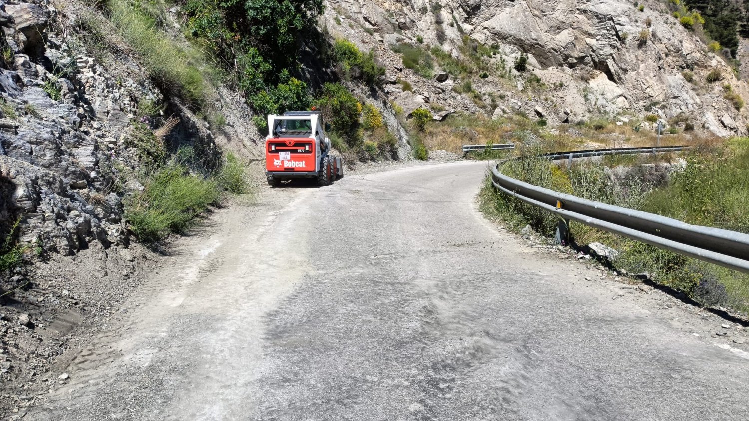 Diputación de Málaga invierte 946.000 euros en la mejora de cuatro carreteras de la Axarquía