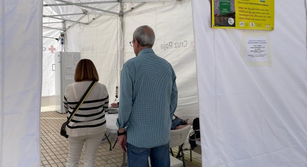 Una carpa junto al Corte Inglés y el Hotel Barceló se convierten en puntos de vacunación sin cita contra gripe y COVID