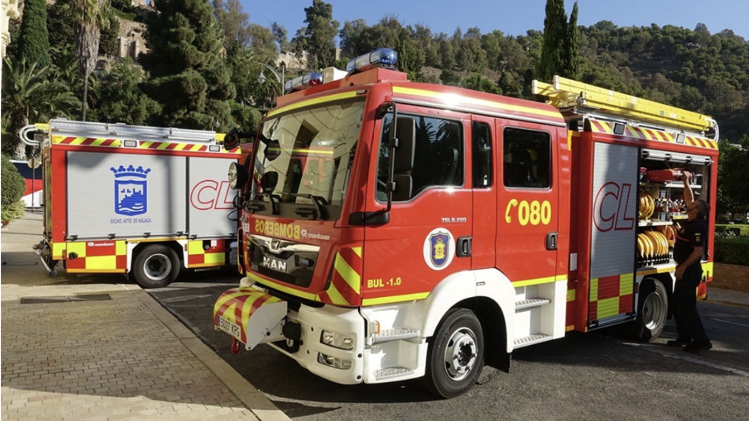 Dos menores y un adulto trasladados al hospital a causa de un incendio en un piso en Málaga