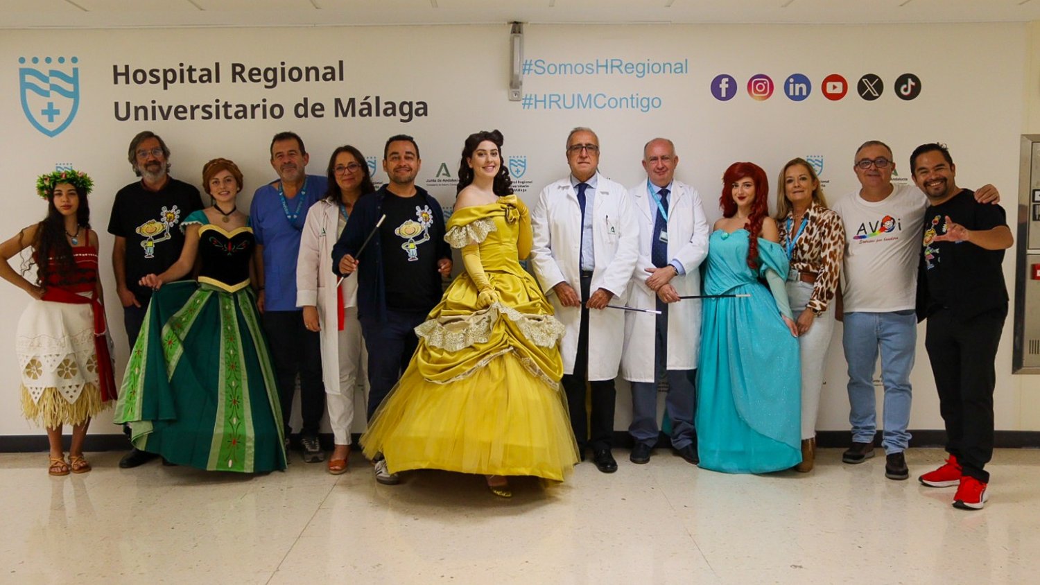 El Hospital Materno Infantil de Málaga se llena de magia con la visita del dibujante Ángel Idígoras