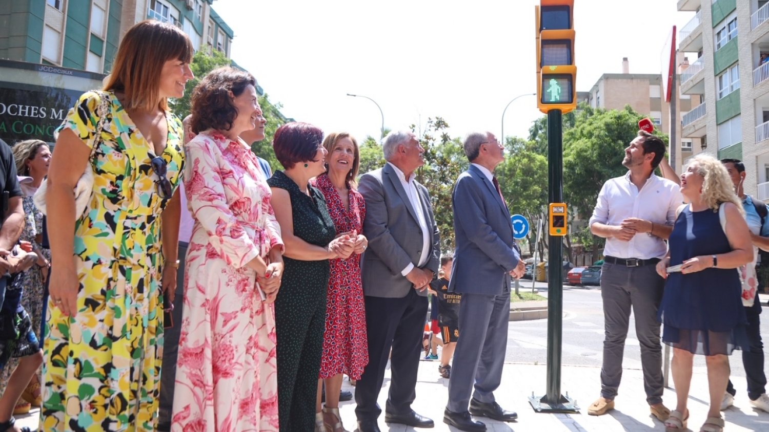 La barriada de Echevarría de Huelin acoge el semáforo ornamental homenaje a Chiquito de la Calzada