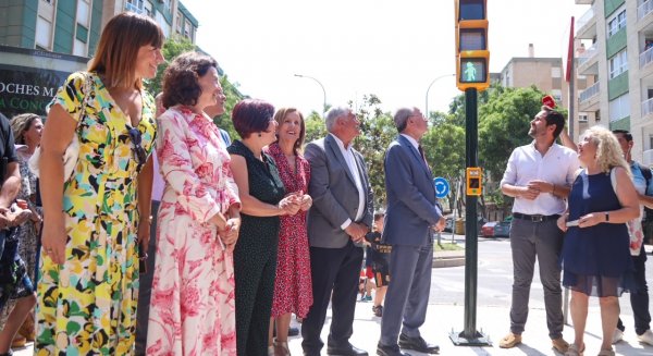 La barriada de Echevarría de Huelin acoge el semáforo ornamental homenaje a Chiquito de la Calzada