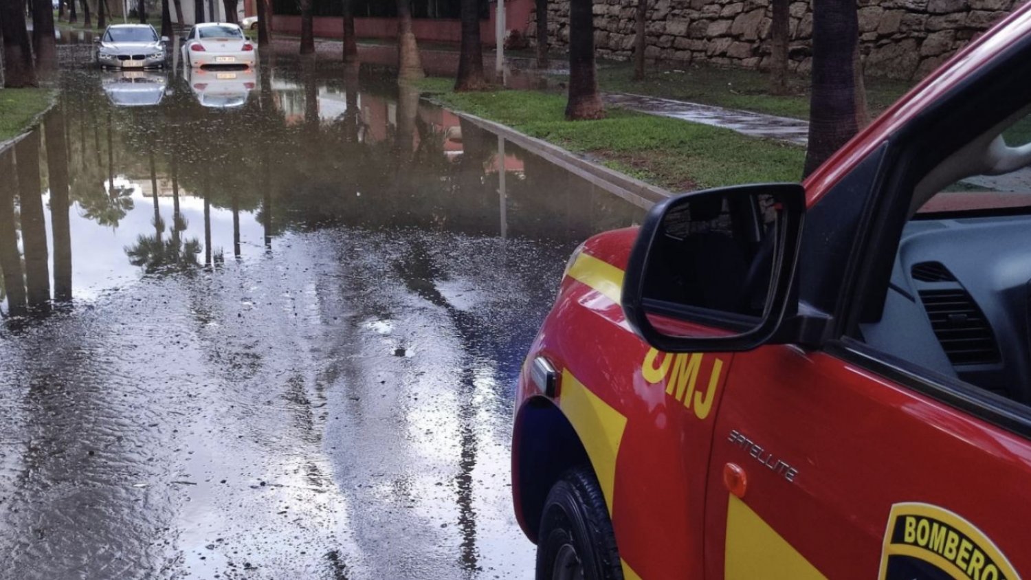 Las lluvias de madrugada en Benalmádena dejan viviendas inundadas y personas atrapadas en coches