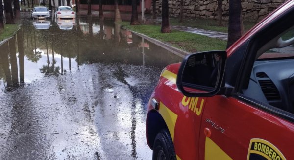 Las lluvias de madrugada en Benalmádena dejan viviendas inundadas y personas atrapadas en coches