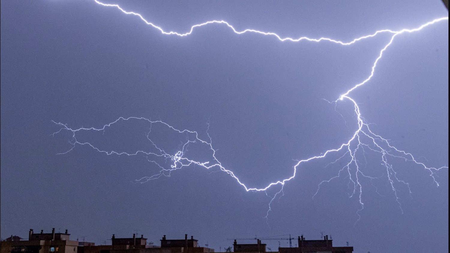 La DANA deja en Málaga una noche de rayos y lluvias con medio centenar de incidencias registradas en la provincia