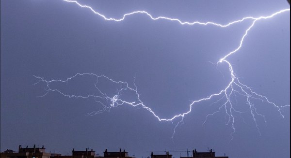 La DANA deja en Málaga una noche de rayos y lluvias con medio centenar de incidencias registradas en la provincia