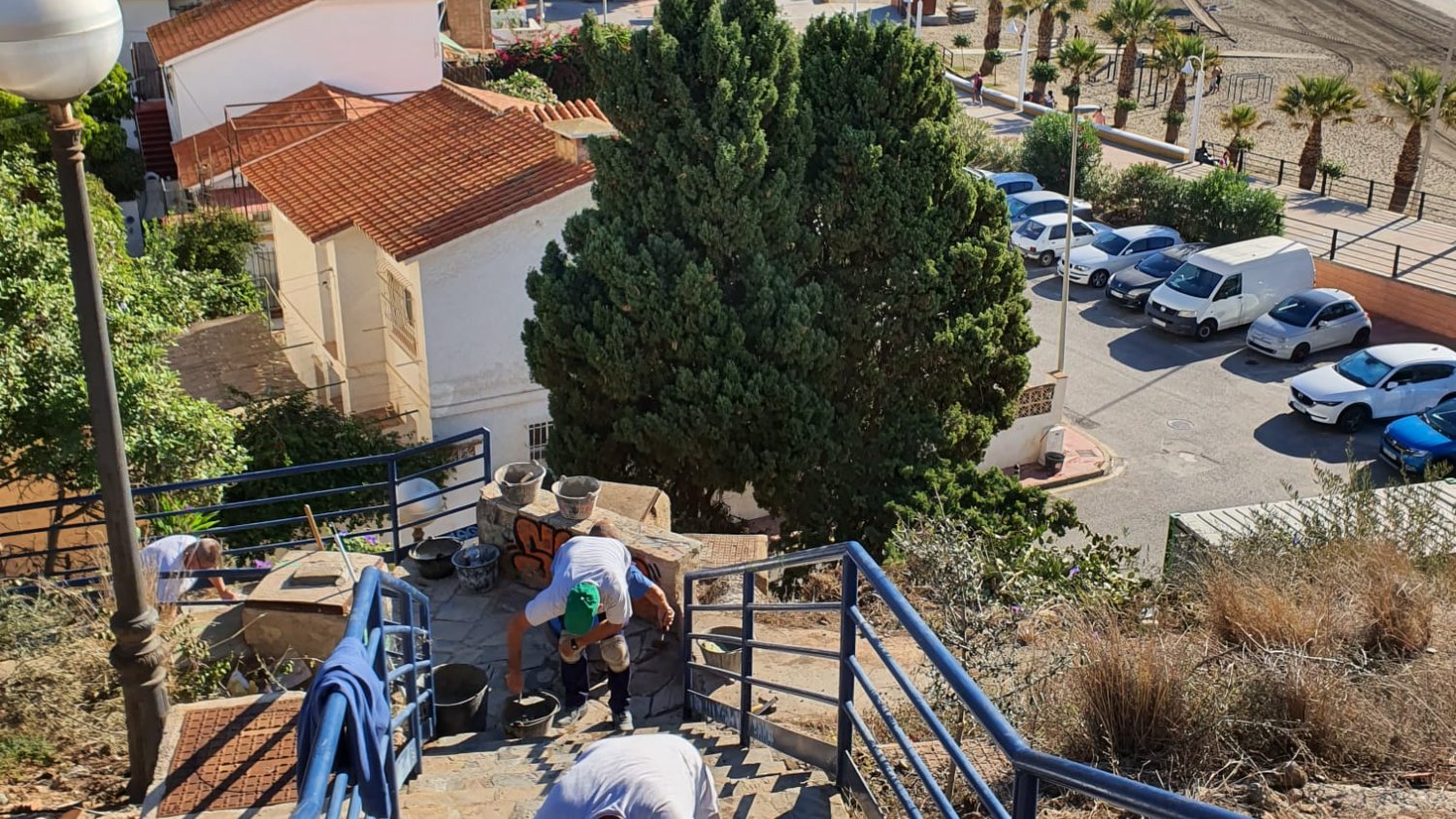El Ayuntamiento de Rincón de la Victoria mejora la seguridad de tres accesos entre el paseo marítimo y la urbanización El Cantal