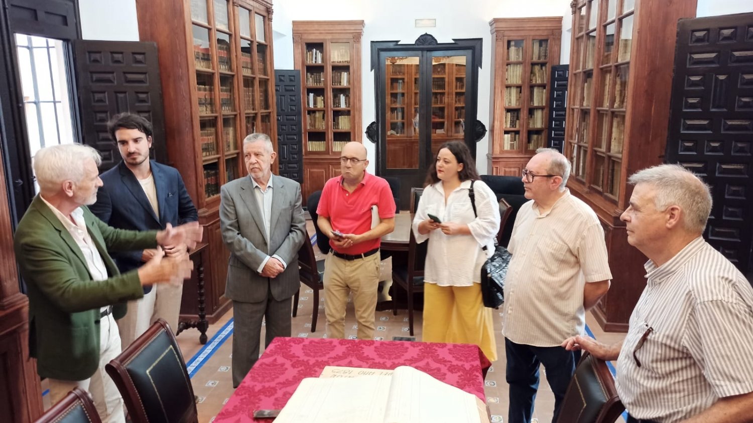 La Sociedad Económica de Amigos del País recibe el Libro Mayor de Carlos Larios