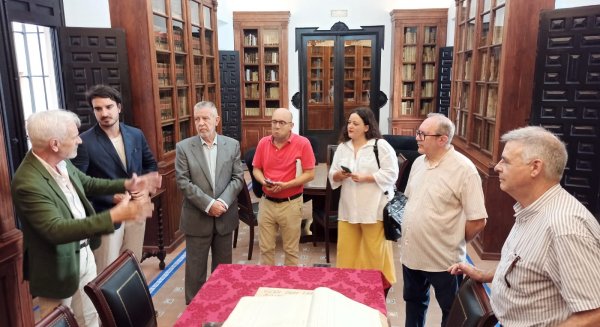 La Sociedad Económica de Amigos del País recibe el Libro Mayor de Carlos Larios